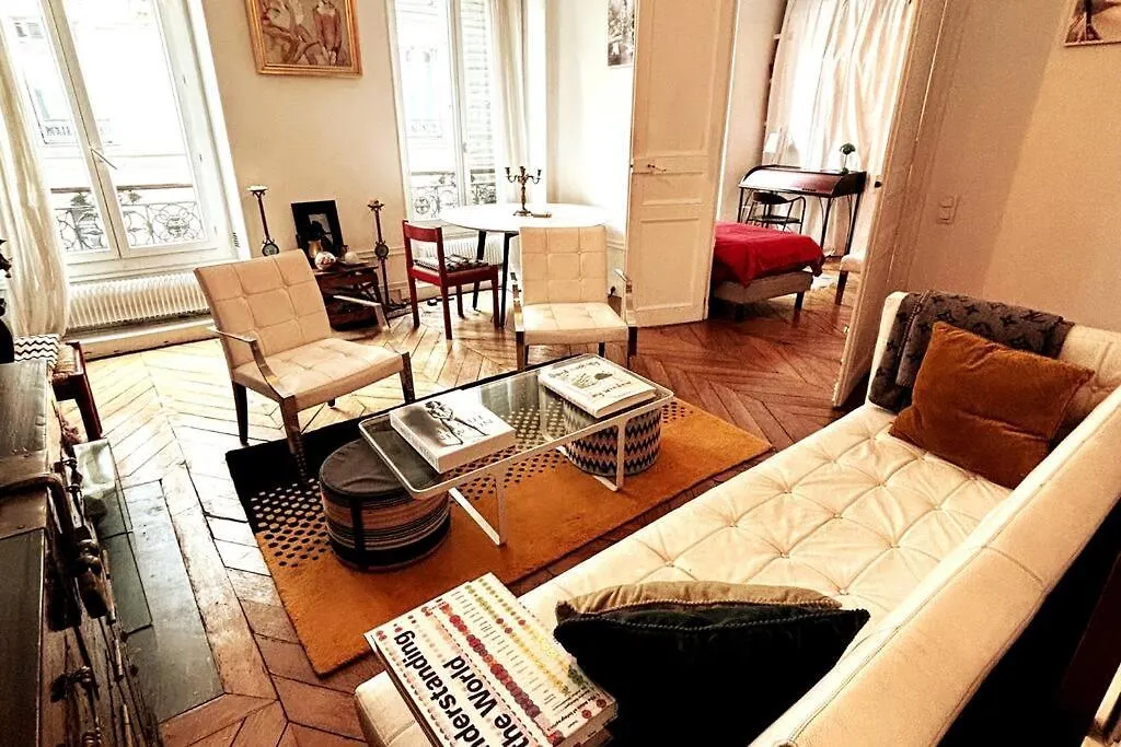 Central Paris Bohemien And Arty Apt